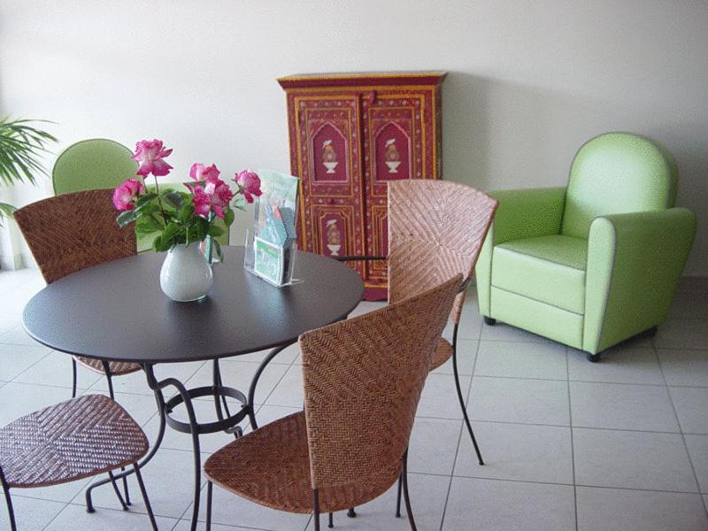 Home Du Buisson Hotel Des Familles 伊泽尔 外观 照片